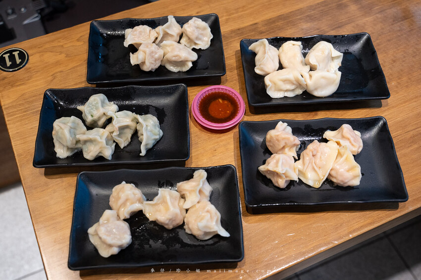 黃金傳奇水餃｜板橋黃昏市場的水餃專賣店，30年的老味道水餃、鍋貼、水煎包都好吃，板橋江子翠捷運站美食推