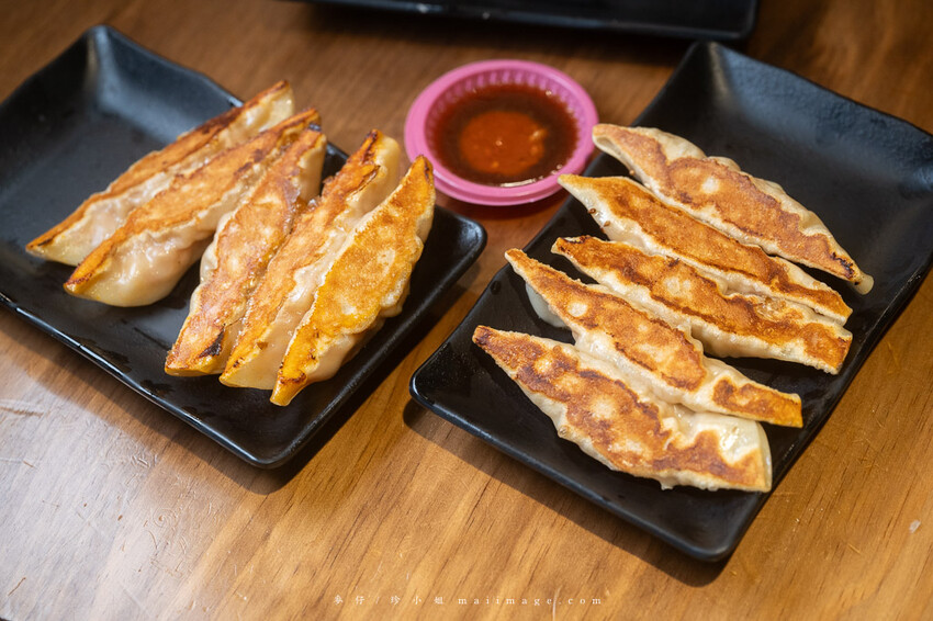 黃金傳奇水餃｜板橋黃昏市場的水餃專賣店，30年的老味道水餃、鍋貼、水煎包都好吃，板橋江子翠捷運站美食推