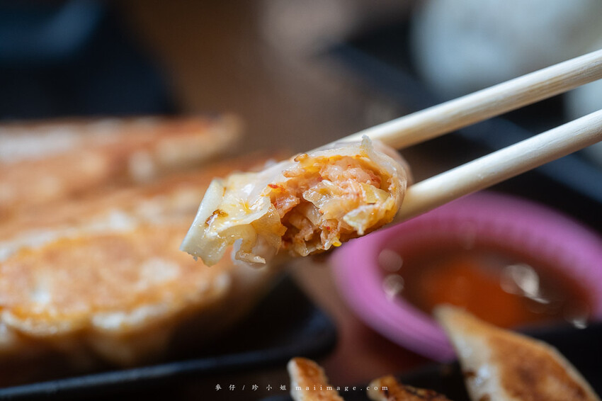黃金傳奇水餃｜板橋黃昏市場的水餃專賣店，30年的老味道水餃、鍋貼、水煎包都好吃，板橋江子翠捷運站美食推
