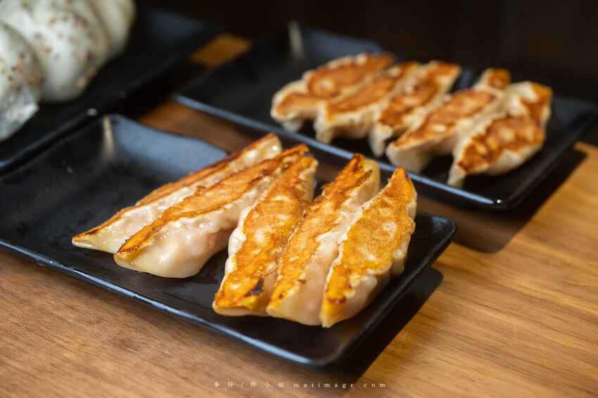 黃金傳奇水餃｜板橋黃昏市場的水餃專賣店，30年的老味道水餃、鍋貼、水煎包都好吃，板橋江子翠捷運站美食推