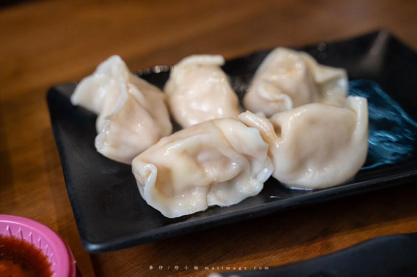 黃金傳奇水餃｜板橋黃昏市場的水餃專賣店，30年的老味道水餃、鍋貼、水煎包都好吃，板橋江子翠捷運站美食推