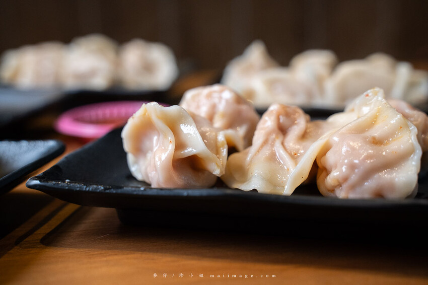 黃金傳奇水餃｜板橋黃昏市場的水餃專賣店，30年的老味道水餃、鍋貼、水煎包都好吃，板橋江子翠捷運站美食推