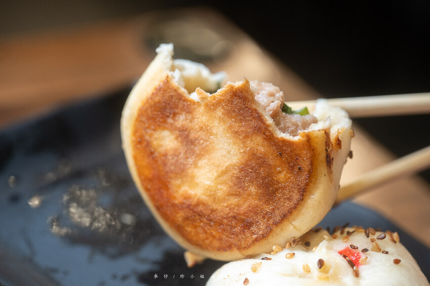 黃金傳奇水餃｜板橋黃昏市場的水餃專賣店，30年的老味道水餃、鍋貼、水煎包都好吃，板橋江子翠捷運站美食推