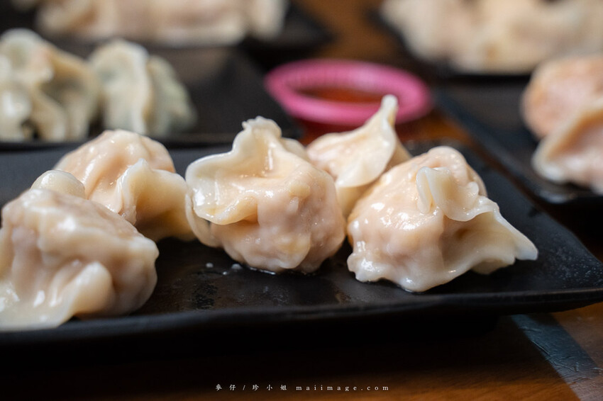 黃金傳奇水餃｜板橋黃昏市場的水餃專賣店，30年的老味道水餃、鍋貼、水煎包都好吃，板橋江子翠捷運站美食推