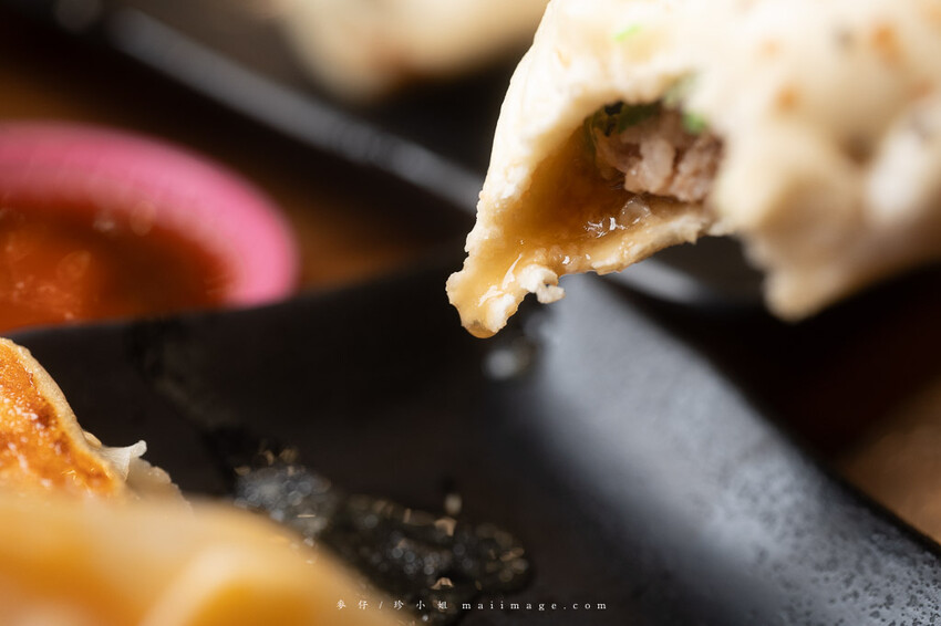 黃金傳奇水餃｜板橋黃昏市場的水餃專賣店，30年的老味道水餃、鍋貼、水煎包都好吃，板橋江子翠捷運站美食推