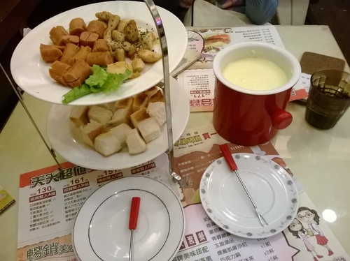 上癮異國小廚:你儂我儂的瑞士起司鍋&新北市政府marry christmas~上癮異國小廚 上癮異國小廚:你儂我儂的瑞士起司鍋&新北市政府marry christmas~上癮異國小廚