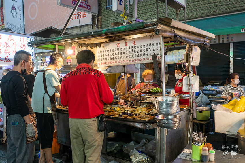 高雄六合夜市宵夜！平價炭烤老攤 烤肉之家必吃推薦，炭火秘醬香氣十足