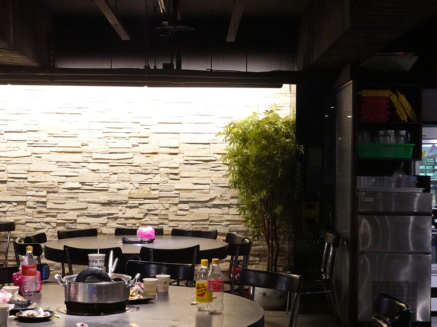 永和美食麒麟閣沙茶火鍋！50年頂溪站老字號火鍋，傳奇炸雞翅多汁酥脆。