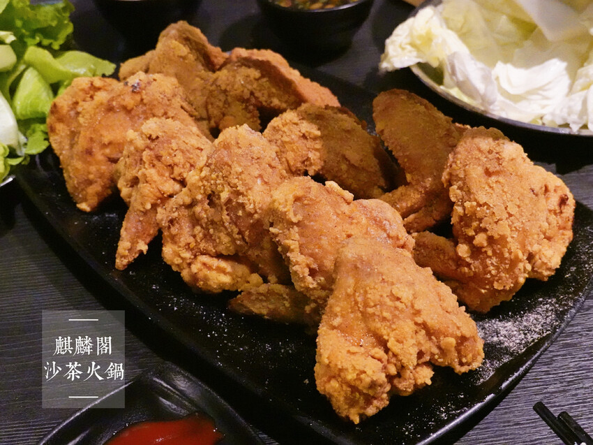 永和美食麒麟閣沙茶火鍋！50年頂溪站老字號火鍋，傳奇炸雞翅多汁酥脆。