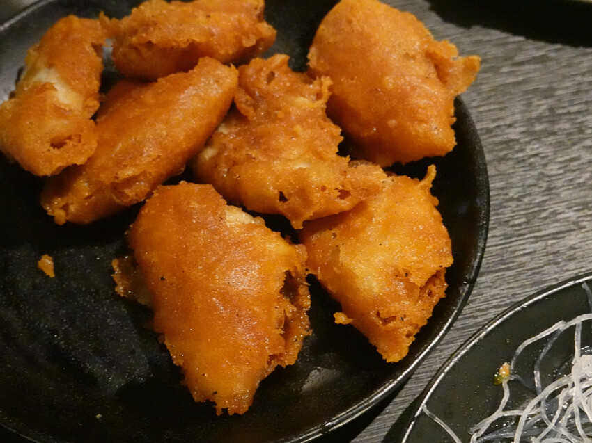 永和美食麒麟閣沙茶火鍋！50年頂溪站老字號火鍋，傳奇炸雞翅多汁酥脆。