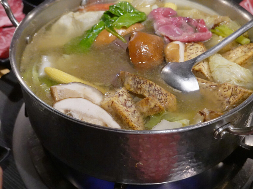 永和美食麒麟閣沙茶火鍋！50年頂溪站老字號火鍋，傳奇炸雞翅多汁酥脆。