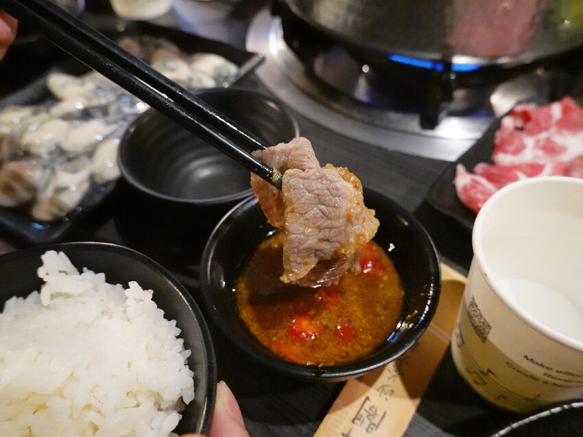 永和美食麒麟閣沙茶火鍋！50年頂溪站老字號火鍋，傳奇炸雞翅多汁酥脆。