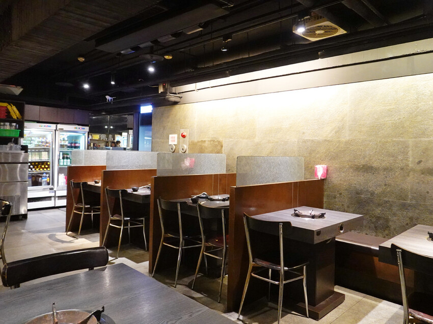 永和美食麒麟閣沙茶火鍋！50年頂溪站老字號火鍋，傳奇炸雞翅多汁酥脆。