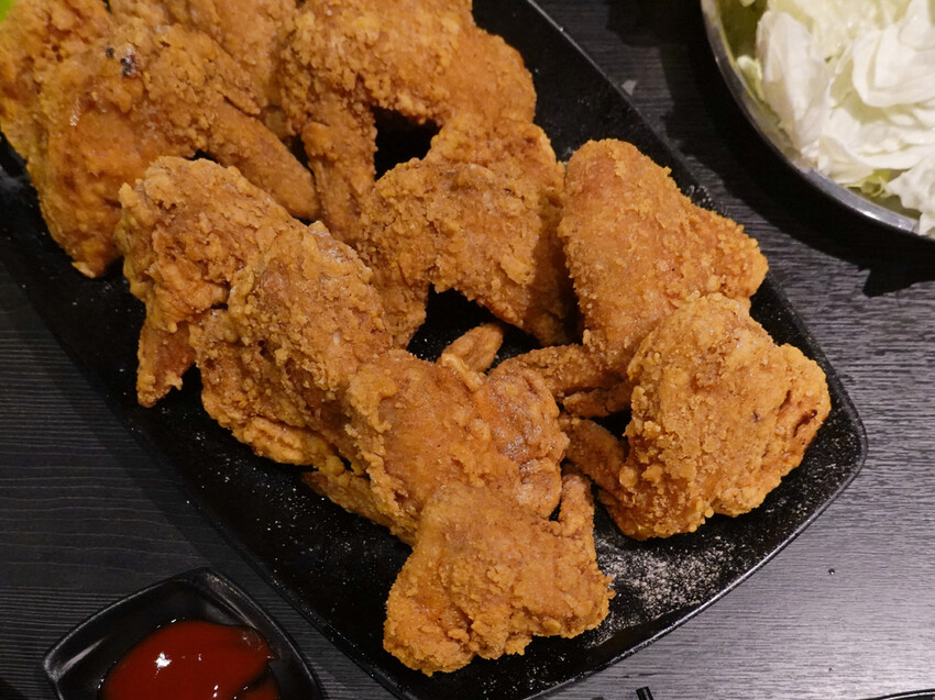 永和美食麒麟閣沙茶火鍋！50年頂溪站老字號火鍋，傳奇炸雞翅多汁酥脆。