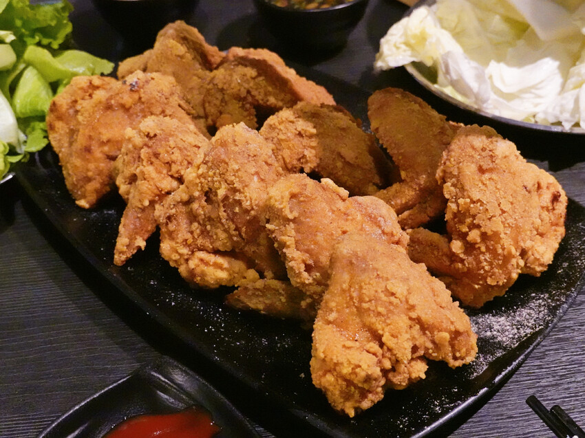 永和美食麒麟閣沙茶火鍋！50年頂溪站老字號火鍋，傳奇炸雞翅多汁酥脆。