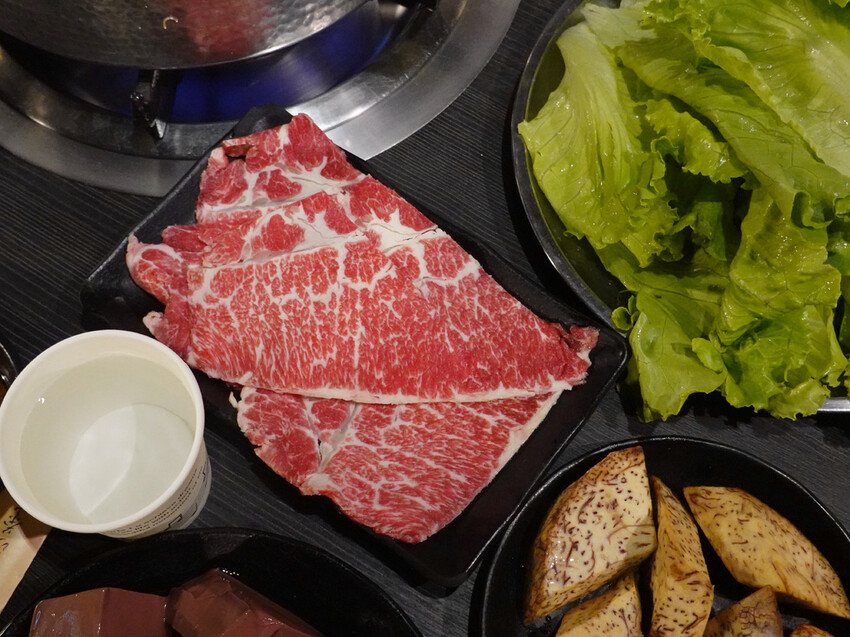 永和美食麒麟閣沙茶火鍋！50年頂溪站老字號火鍋，傳奇炸雞翅多汁酥脆。