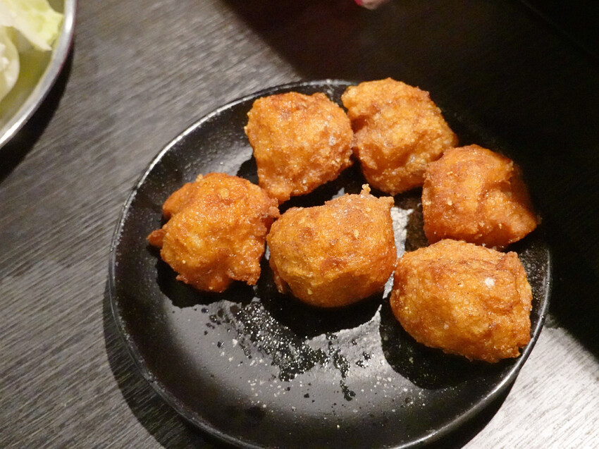 永和美食麒麟閣沙茶火鍋！50年頂溪站老字號火鍋，傳奇炸雞翅多汁酥脆。