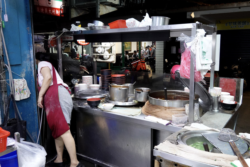 隱藏於中和巷弄內的 中和川味牛肉麵已飄香三十多年,我自己就吃了十年,相信喜愛牛肉麵的老饕吃過就會喜歡。