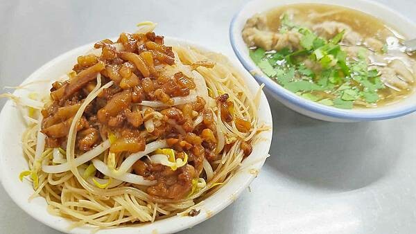 新北市中和區大胖肉焿光華總店｜中和最有名的小吃，好吃又便宜，炒米粉肉羹湯必吃