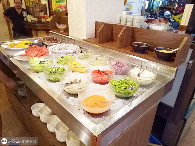 【新北三重】家堤牛排 | 中興橋旁 好吃的平價牛排和豬排 豐富無限供應20多項沙拉吧、冰淇淋、爆米花、飲料、水果、麵包等