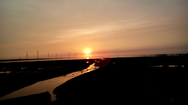 高美溼地:【台中清水.高美濕地】台中最美的溼地 ☆夏日戲水 四季觀夕陽 假日親子出遊好去處 高美溼地:【台中清水.高美濕地】台中最美的溼地 ☆夏日戲水 四季觀夕陽 假日親子出遊好去處