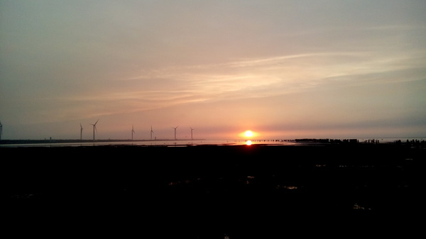 高美溼地:【台中清水.高美濕地】台中最美的溼地 ☆夏日戲水 四季觀夕陽 假日親子出遊好去處 高美溼地:【台中清水.高美濕地】台中最美的溼地 ☆夏日戲水 四季觀夕陽 假日親子出遊好去處