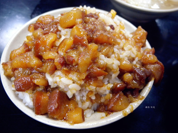 今大魯肉飯：【新北市三重區。小吃】今大魯肉飯 三重在地人的好滋味  魯肉飯好好吃! 價錢親民 愛吃滷肉飯者不可錯過