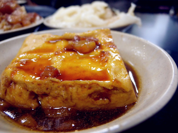 今大魯肉飯：【新北市三重區。小吃】今大魯肉飯 三重在地人的好滋味  魯肉飯好好吃! 價錢親民 愛吃滷肉飯者不可錯過
