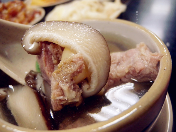 今大魯肉飯：【新北市三重區。小吃】今大魯肉飯 三重在地人的好滋味  魯肉飯好好吃! 價錢親民 愛吃滷肉飯者不可錯過