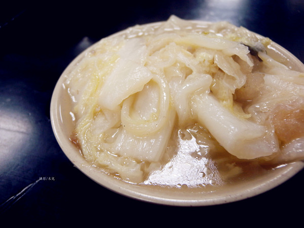 今大魯肉飯：【新北市三重區。小吃】今大魯肉飯 三重在地人的好滋味  魯肉飯好好吃! 價錢親民 愛吃滷肉飯者不可錯過