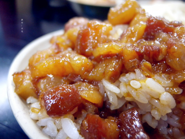 今大魯肉飯：【新北市三重區。小吃】今大魯肉飯 三重在地人的好滋味  魯肉飯好好吃! 價錢親民 愛吃滷肉飯者不可錯過