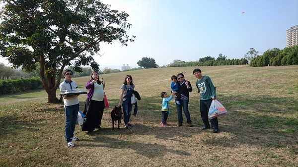 高雄市市立美術館：高雄市立美術館~寬闊的大草原~豐盛餐點~小孩盡情奔跑~第一次的假掰野餐趣~大成功！！
