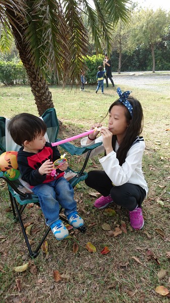 高雄市市立美術館：高雄市立美術館~寬闊的大草原~豐盛餐點~小孩盡情奔跑~第一次的假掰野餐趣~大成功！！
