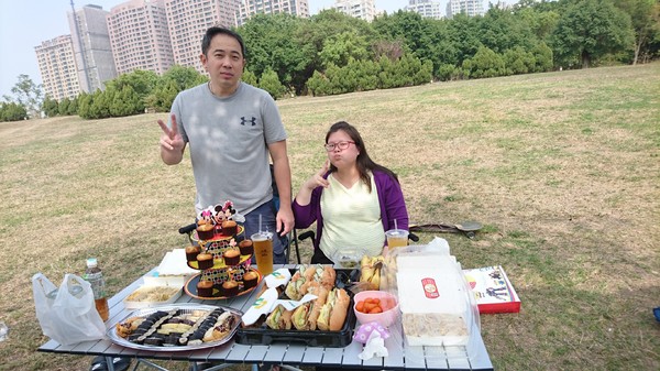 高雄市市立美術館：高雄市立美術館~寬闊的大草原~豐盛餐點~小孩盡情奔跑~第一次的假掰野餐趣~大成功！！