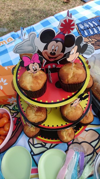 高雄市市立美術館：高雄市立美術館~寬闊的大草原~豐盛餐點~小孩盡情奔跑~第一次的假掰野餐趣~大成功！！