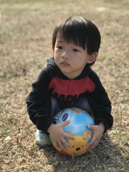 高雄市市立美術館：高雄市立美術館~寬闊的大草原~豐盛餐點~小孩盡情奔跑~第一次的假掰野餐趣~大成功！！