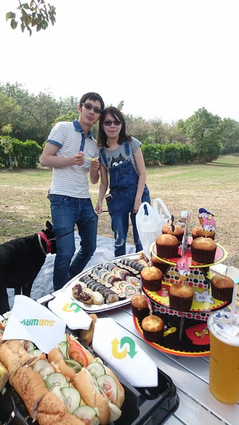高雄市市立美術館：高雄市立美術館~寬闊的大草原~豐盛餐點~小孩盡情奔跑~第一次的假掰野餐趣~大成功！！