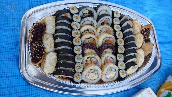 高雄市市立美術館：高雄市立美術館~寬闊的大草原~豐盛餐點~小孩盡情奔跑~第一次的假掰野餐趣~大成功！！