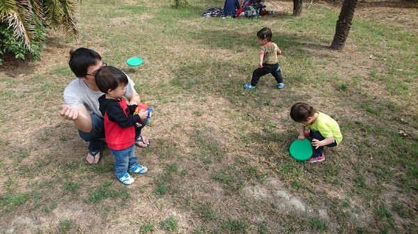 高雄市市立美術館：高雄市立美術館~寬闊的大草原~豐盛餐點~小孩盡情奔跑~第一次的假掰野餐趣~大成功！！