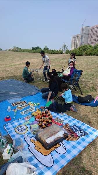 高雄市市立美術館：高雄市立美術館~寬闊的大草原~豐盛餐點~小孩盡情奔跑~第一次的假掰野餐趣~大成功！！