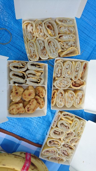 高雄市市立美術館：高雄市立美術館~寬闊的大草原~豐盛餐點~小孩盡情奔跑~第一次的假掰野餐趣~大成功！！