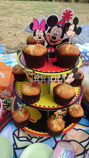 高雄市市立美術館：高雄市立美術館~寬闊的大草原~豐盛餐點~小孩盡情奔跑~第一次的假掰野餐趣~大成功！！