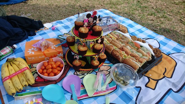 高雄市市立美術館：高雄市立美術館~寬闊的大草原~豐盛餐點~小孩盡情奔跑~第一次的假掰野餐趣~大成功！！