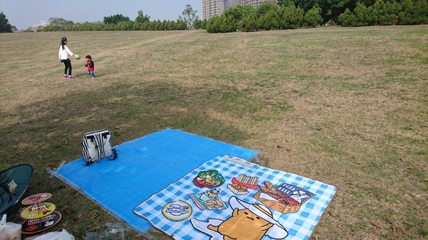 高雄市市立美術館：高雄市立美術館~寬闊的大草原~豐盛餐點~小孩盡情奔跑~第一次的假掰野餐趣~大成功！！