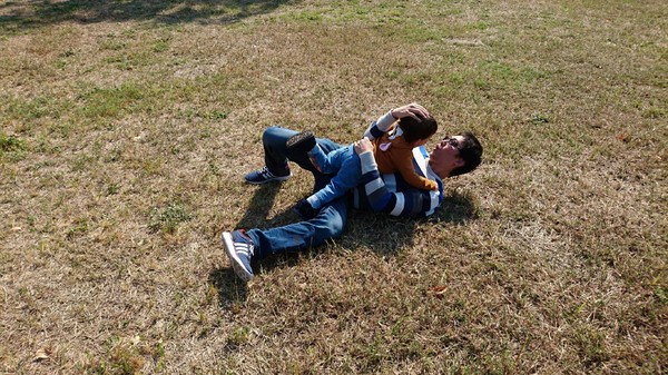 高雄市市立美術館：高雄市立美術館~寬闊的大草原~豐盛餐點~小孩盡情奔跑~第一次的假掰野餐趣~大成功！！