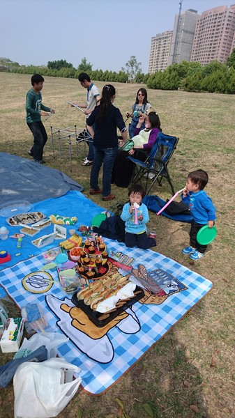 高雄市市立美術館：高雄市立美術館~寬闊的大草原~豐盛餐點~小孩盡情奔跑~第一次的假掰野餐趣~大成功！！