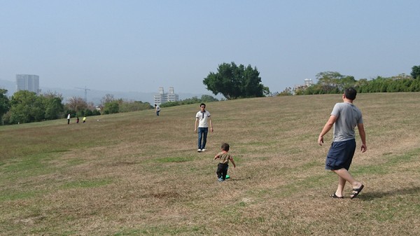 高雄市市立美術館：高雄市立美術館~寬闊的大草原~豐盛餐點~小孩盡情奔跑~第一次的假掰野餐趣~大成功！！