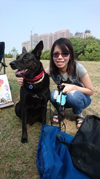 高雄市市立美術館：高雄市立美術館~寬闊的大草原~豐盛餐點~小孩盡情奔跑~第一次的假掰野餐趣~大成功！！