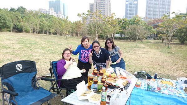 高雄市市立美術館：高雄市立美術館~寬闊的大草原~豐盛餐點~小孩盡情奔跑~第一次的假掰野餐趣~大成功！！