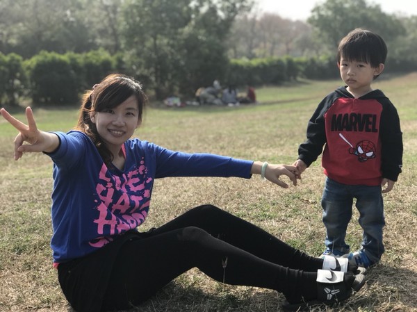 高雄市市立美術館：高雄市立美術館~寬闊的大草原~豐盛餐點~小孩盡情奔跑~第一次的假掰野餐趣~大成功！！